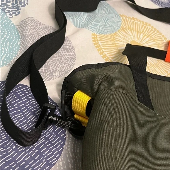 Puma Men's Olive and Black Messenger Bag like new - Picture 7 of 11